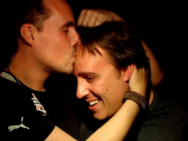 Dois irmãos em gesto de carinho — beijo na testa