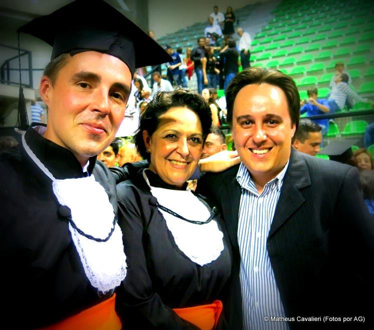 Dia de formatura — Matheus, sua mãe e Luís Felipe juntos, sorrindo de beca