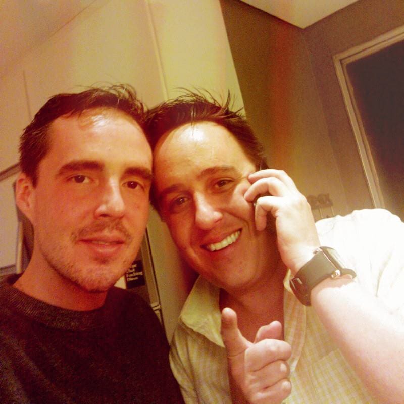 Selfie dos dois irmãos sorrindo juntos