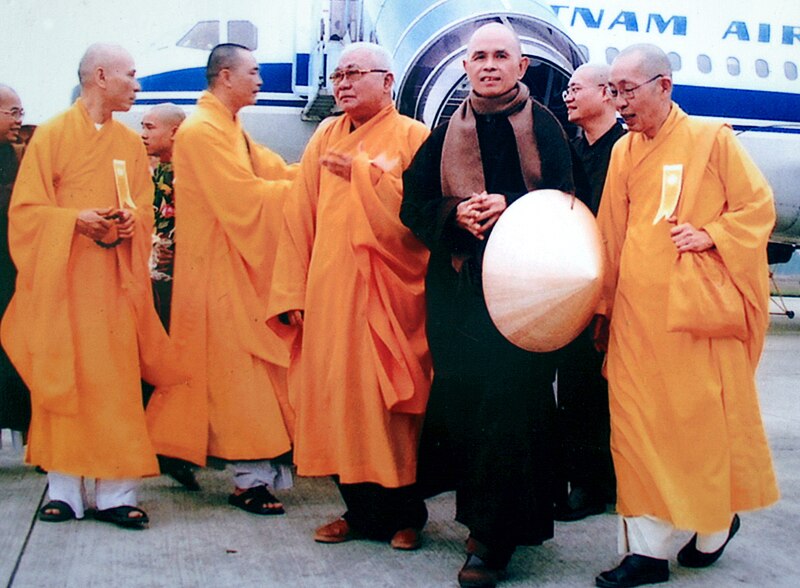 Fotografia de Thich Nhat Hanh, mestre zen budista vietnamita, em trajes monásticos