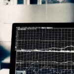 Telas de dados e gráficos representando sistemas de precificação algorítmica